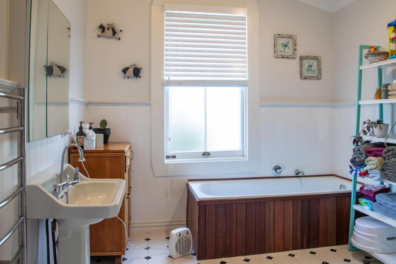 Cottage In The Heart Of Carterton Екстериор снимка